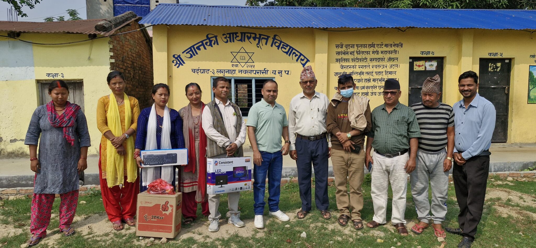 जन्मदिनको अवसरमा विद्यालयलाई कम्प्युटर सेट हस्तान्तरण