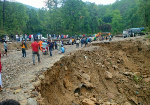 दाउन्ने सडक खण्ड पूर्ण रूपमा अवरुद्ध: यात्रुहरू अलपत्र