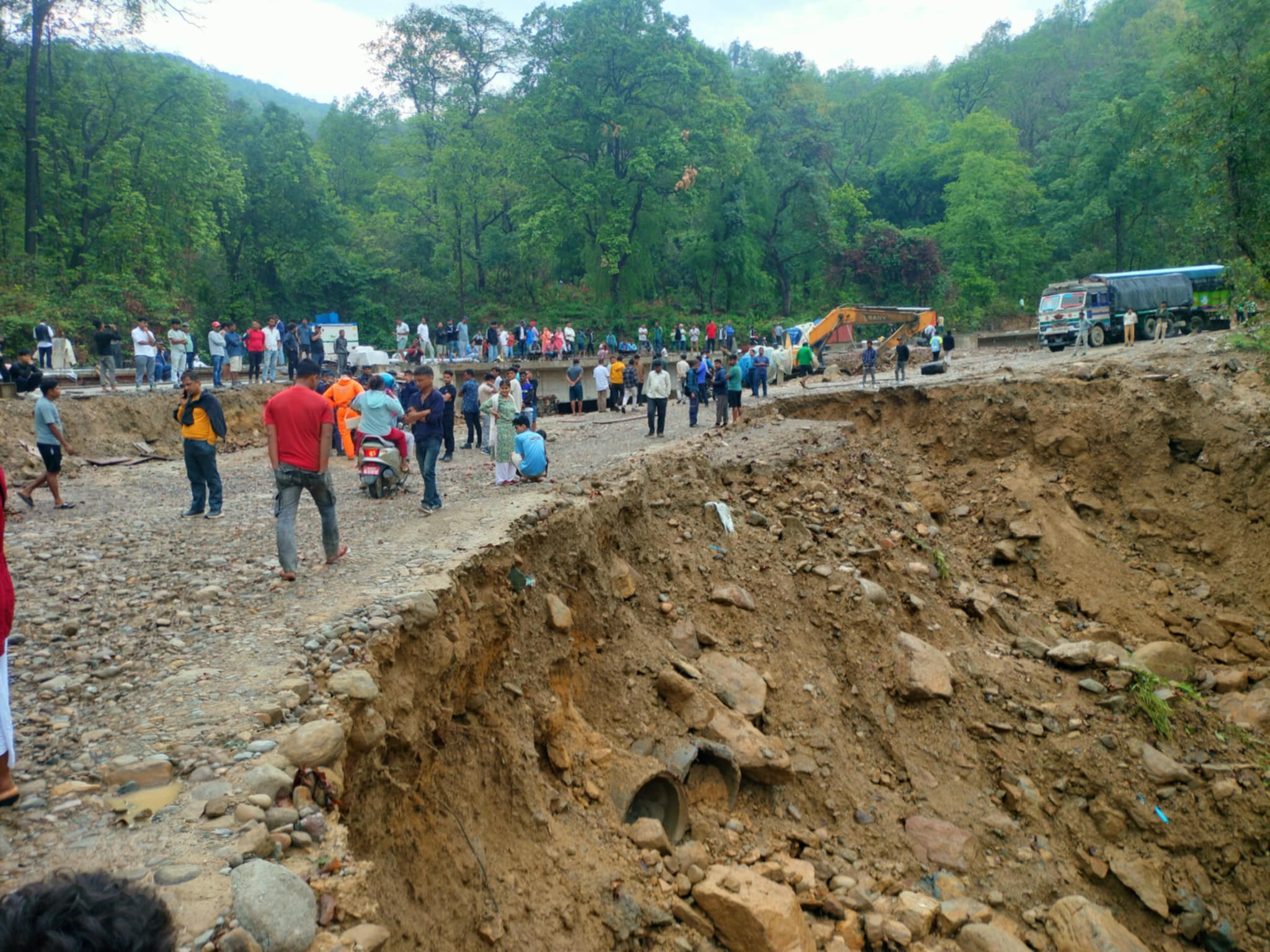 दाउन्ने सडक खण्ड पूर्ण रूपमा अवरुद्ध: यात्रुहरू अलपत्र