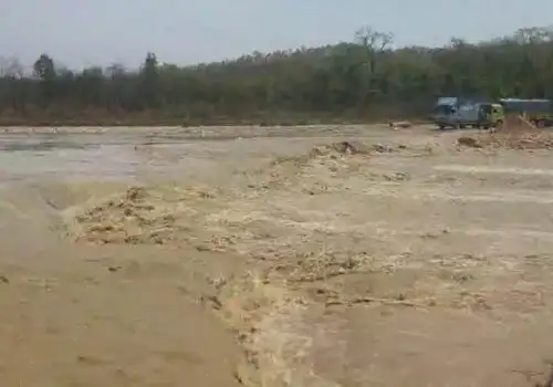 दुम्किवासमा बाढीले डाइभर्सन बगायो