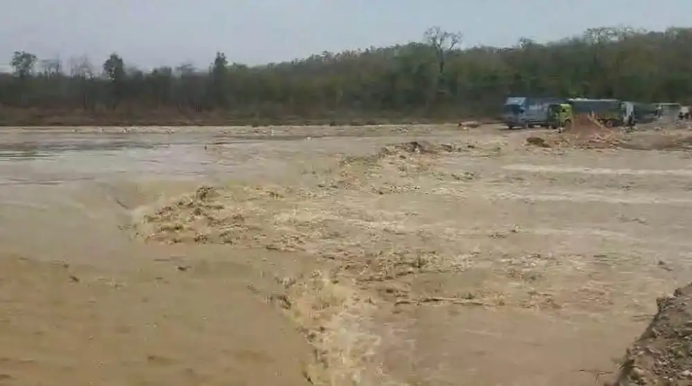 दुम्किवासमा बाढीले डाइभर्सन बगायो